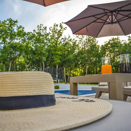 Holiday 'old Oak' - With Pool, Garden With Fresh Vegetables And Private Forrest! *