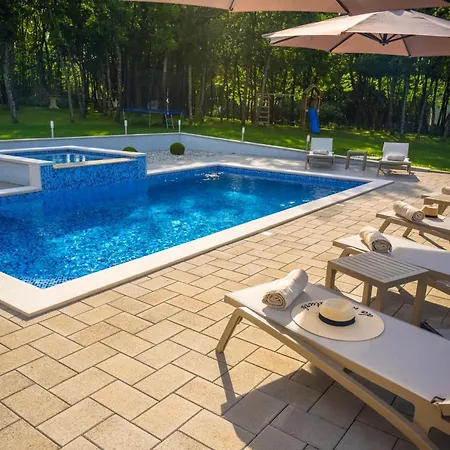 Holiday 'old Oak' - With Pool, Garden With Fresh Vegetables And Private Forrest! * Imotski