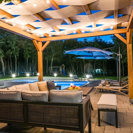 Holiday 'old Oak' - With Pool, Garden With Fresh Vegetables And Private Forrest!