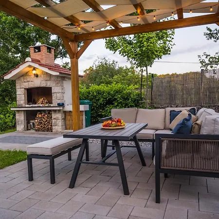 Holiday 'old Oak' - With Pool, Garden With Fresh Vegetables And Private Forrest! Villa
